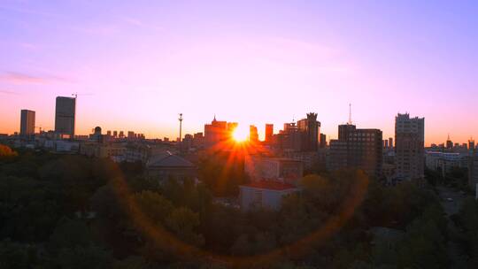 齐齐哈尔龙沙公园日出朝阳与城市建筑剪影