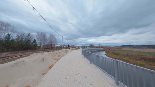 在新城市公园建造路堤的桥下运动