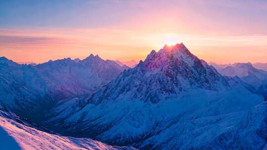 雄伟雪山日出山脉航拍