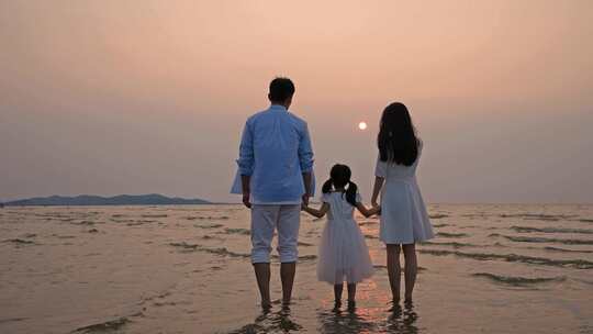 一家人海边看日落 一家人海边散步 一家三口