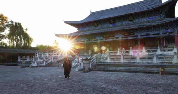 在丽江木府旅行的美女唯美日落慢镜头