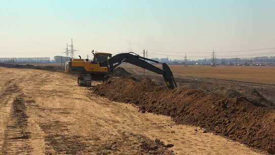 挖掘机正在挖土视频素材模板下载