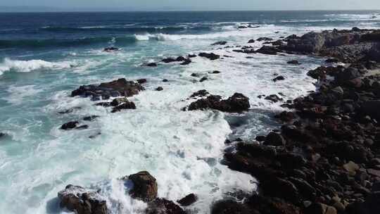 航拍海边海岸海浪拍打礁石