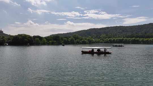 杭州西湖摇橹船手划船 泛舟湖上视频素材模板下载