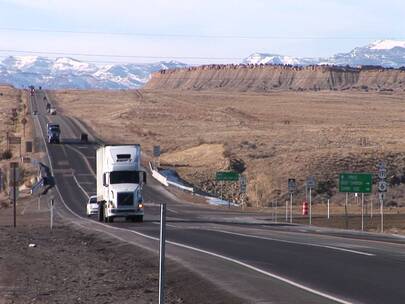辆卡车沿着公路穿过落基山脉