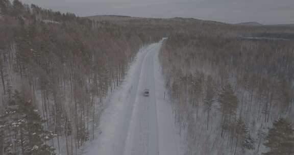 行驶在冰雪道路的汽车