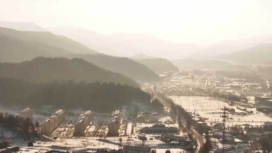 雪后山间小镇的日出的风景