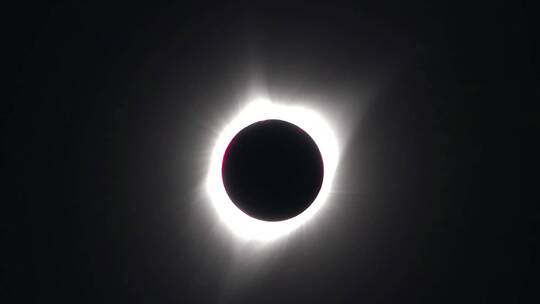 2017年日食期间，太阳周围形成了一个环