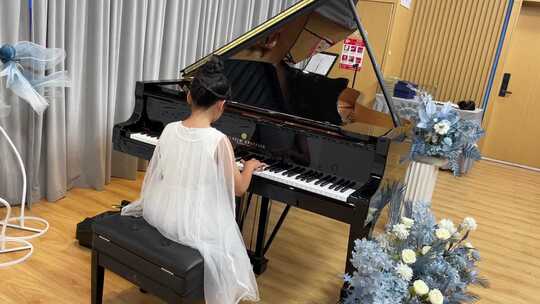 儿童钢琴音乐会表演视频素材模板下载