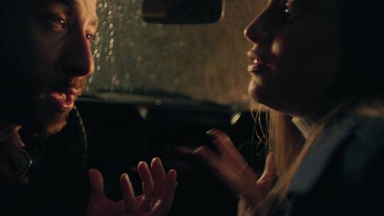 雨天在车里吵架的情侣