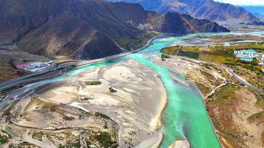 航拍青藏高原西藏秋季绿色拉萨河