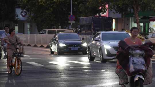 夜晚城市人流车流生活气息