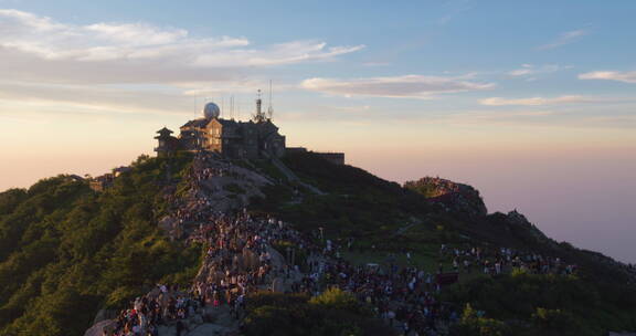 泰山山顶游客观看日出太阳升起