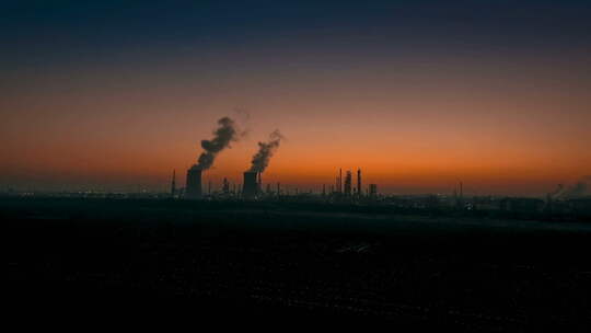 鸟瞰日落时分的炼油厂