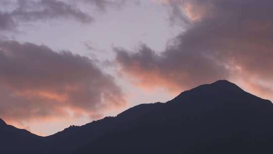 晚霞下的山峦景色