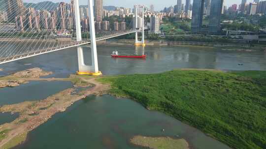 重庆长江油轮驶过大桥航拍