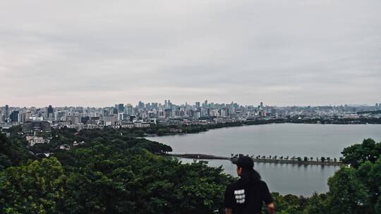 小轮车手在宝石山上俯瞰杭州城市