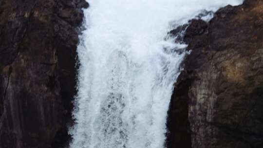 瀑布倾泻在岩石上