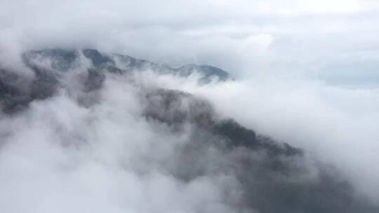 航拍浙江湖州安吉山区清晨高山大雾