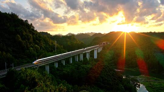 高铁动车穿梭于山间中国高铁和谐号复兴号