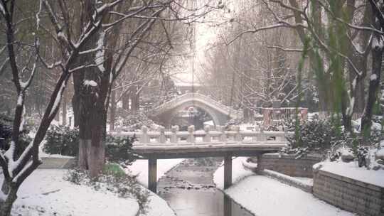 北京小溪流雪景