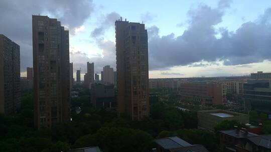 大雨快要停的城市建筑风景