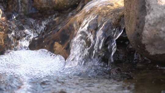 水流经岩石形成的小溪流水特写