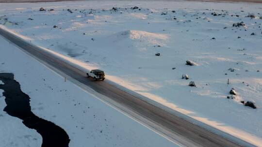 吉普车在积雪包围的道路上行驶