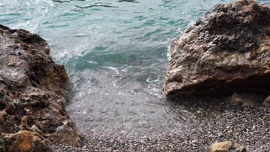 海浪拍打着海岸边的岩石