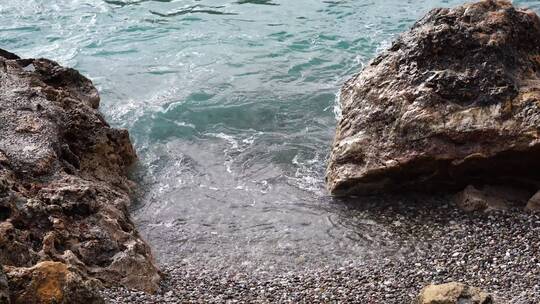 海浪拍打着海岸边的岩石视频素材模板下载