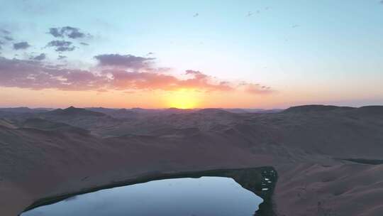 航拍沙漠沙丘湖泊日出朝阳