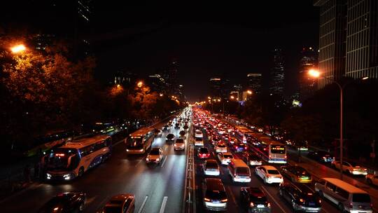 北京大望路夜间车流人流