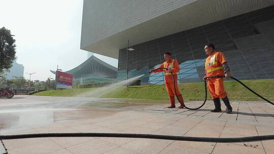深圳音乐厅旁抽水车洗地的环卫工
