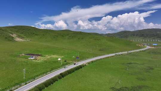 草原公路汽车行驶航拍