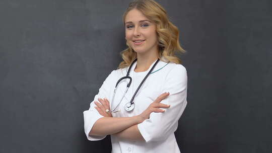 迷人的女医生看着相机，疾病预防，预约