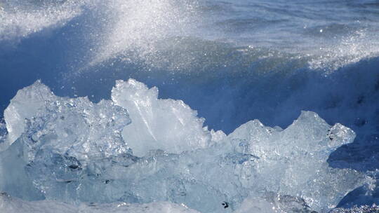 海洋中的冰山在融化