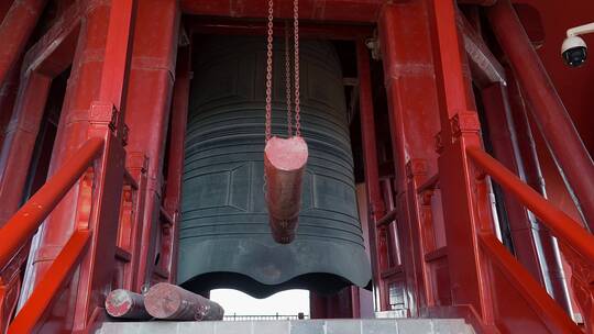 4K升格实拍北京钟楼上庞大的铜制大钟