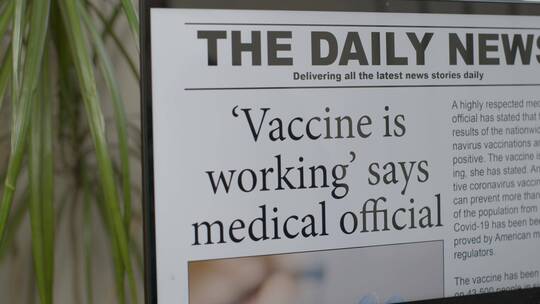 屏幕上新冠肺炎疫苗新闻