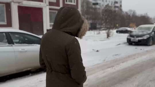 女人独自走在下雪的路上