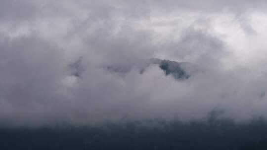 乡村山峰云雾缭绕雨后农村远山云雾变化风景