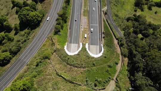 车辆进入穿越热带山脉的高速公路隧道的独特