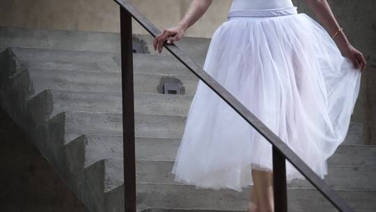 穿着芭蕾舞裙的舞者轻快地走下楼梯视频素材模板下载
