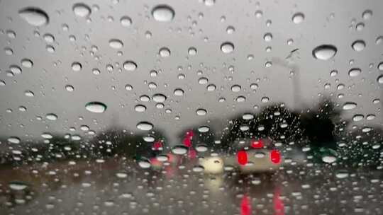 雨天开车车窗上的水珠