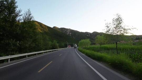 开车视角行驶在公路上  沿途风景