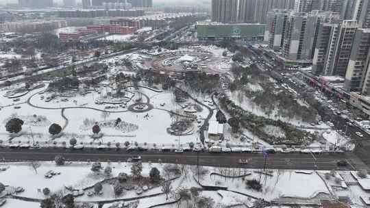 大雪中的街道航拍-亳州涡阳-法治广场