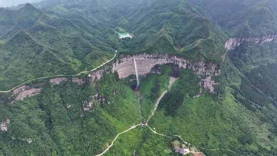 航拍美丽中国喀斯特地貌高山、森林、瀑布