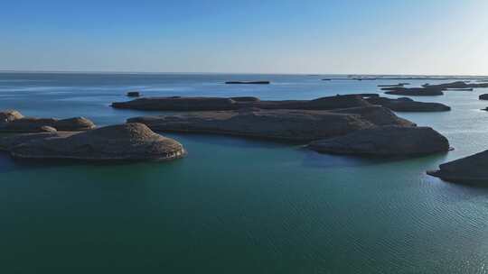 青海水上雅丹地貌航拍