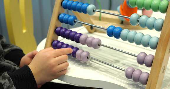 小孩子解决数学任务在算盘上移动珠子
