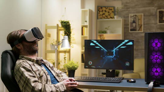 带着VR眼镜玩电子游戏的人视频素材模板下载