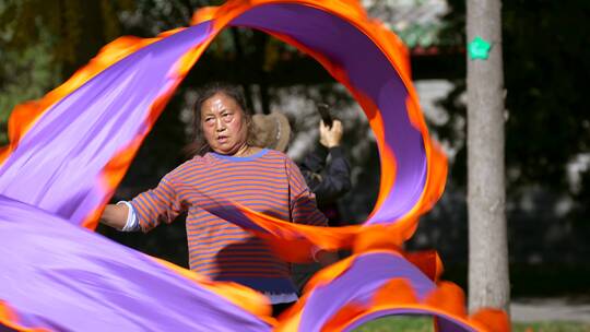 实拍在公园锻炼身体的中老年人女性退休生活